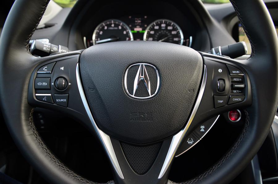 Детали интерьера Acura TLX 3.5L V6 SH-AWD 2015 года  (фото 79 из 91)